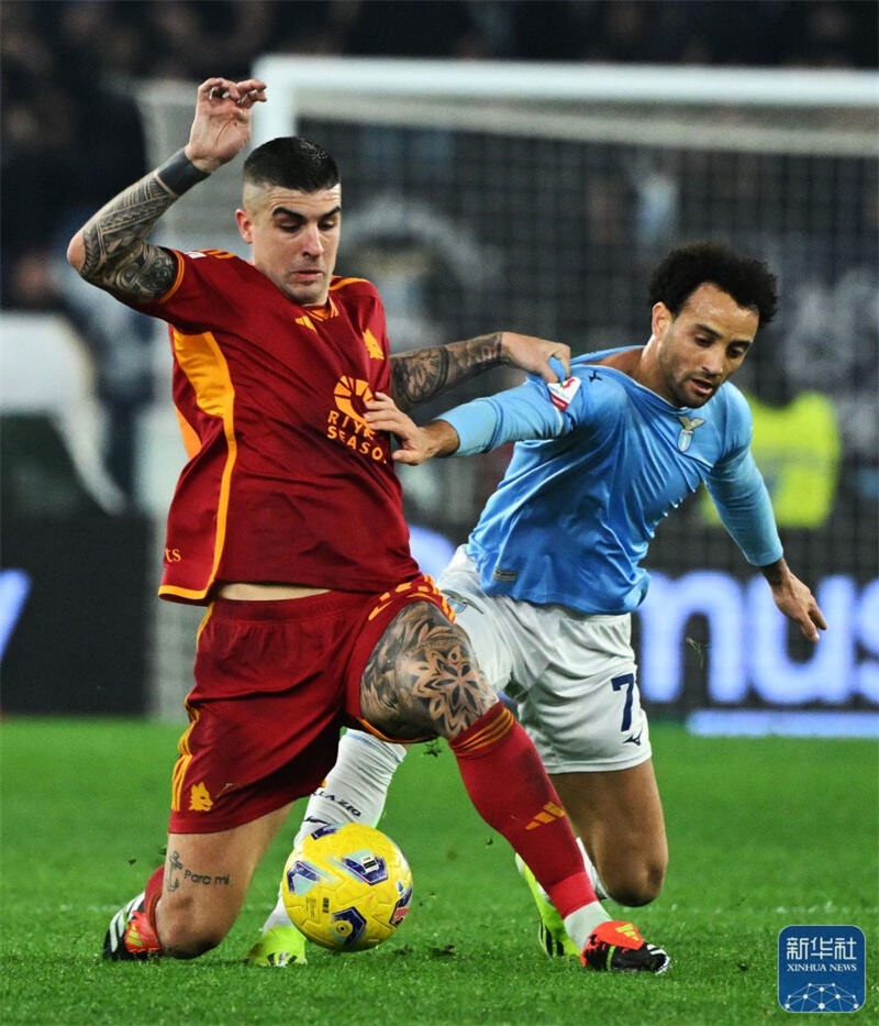 拉齐奥胜利后球队愉悦庆祝,团结一致 拉齐奥胜利后球队愉悦庆祝,团结一致