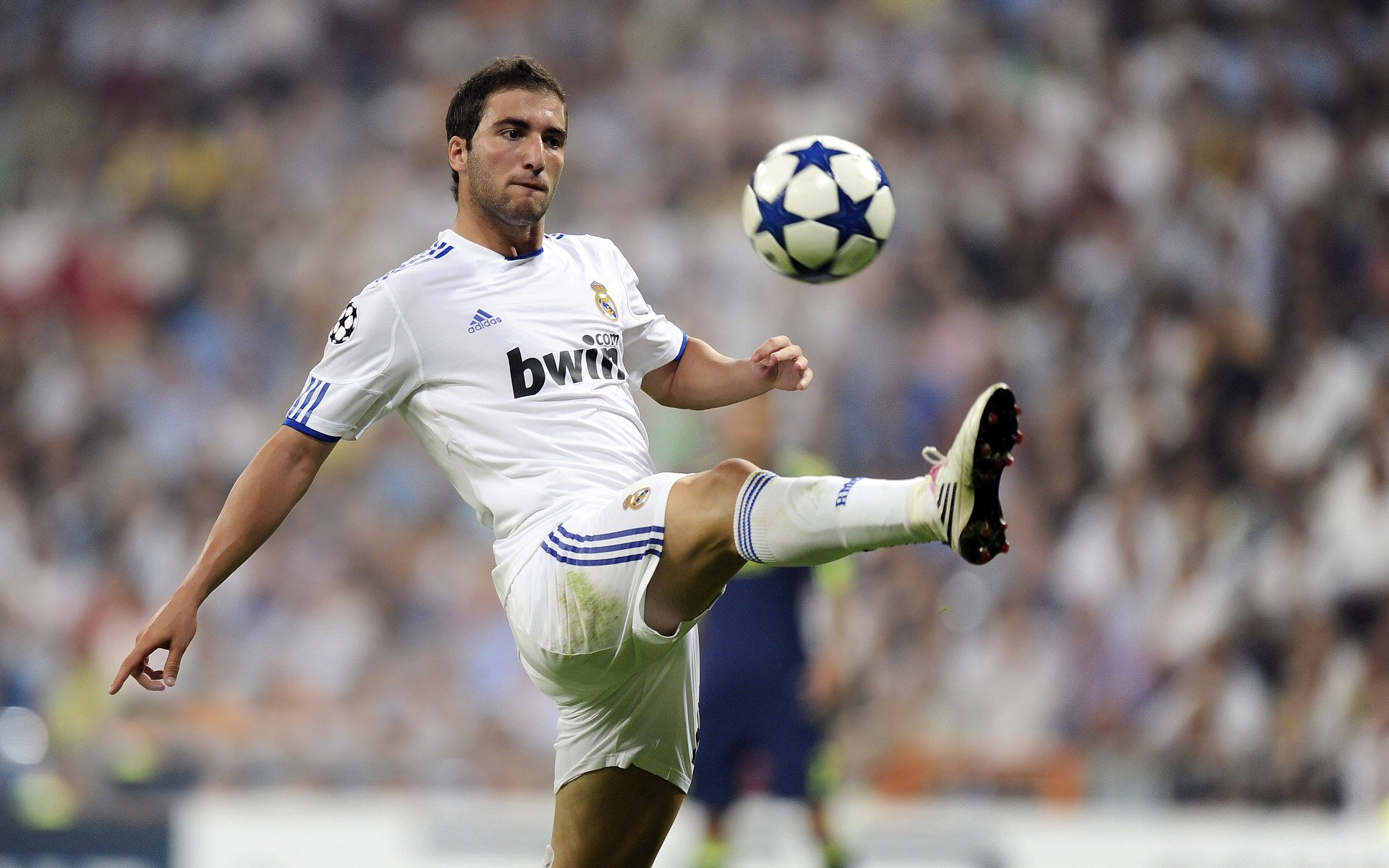 迪巴拉大场面先生再显神威,日本争冠战启示录,曼城式足球的东方镜像